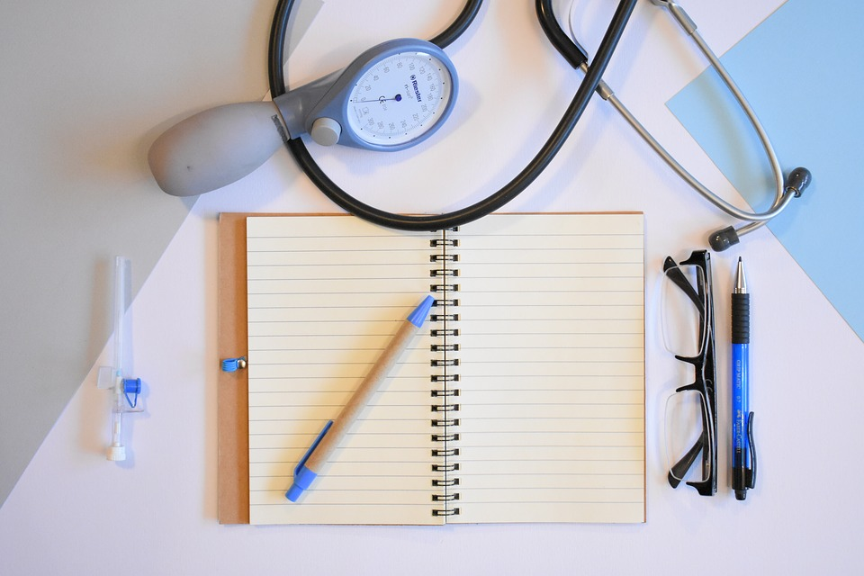 https://pixabay.com/photos/doctor-doctor-s-office-health-3457027/